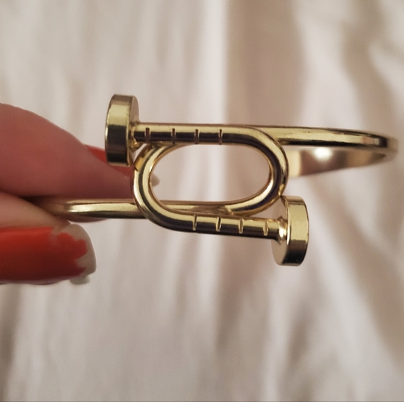 New Twisted Nail Head Gold Cuff Bracelet. - Picture 15 of 15